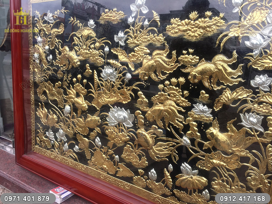 tranh c&aacute; ch&eacute;p hoa sen mạ v&agrave;ng